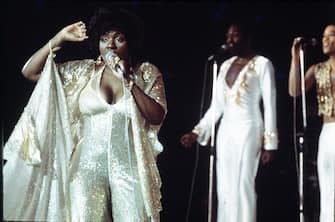 Gloria Gaynor performs on stage, London, 1975. (Photo by Michael Putland/Getty Images)