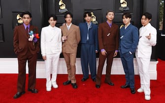 epa09869041 (L-R) V, Suga, Jin, Jungkook, RM, Jimin and J-Hope of BTS arrive for the 64th annual Grammy Awards at the MGM Grand Garden Arena in Las Vegas, Nevada, USA, 03 April 2022.  EPA/DAVID SWANSON