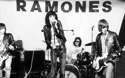 Joey Ramone, 20 anni fa la scomparsa: chi era l'icona del punk rock