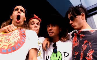 85237657 UNSPECIFIED - FEBRUARY 01: Photo of FLEA and Anthony KIEDIS and Chad SMITH and John FRUSCIANTE and RED HOT CHILI PEPPERS; L-R: Anthony Kiedis, Flea, Chad Smith, John Frusciante - posed, group shot (Photo by Michel Linssen/Redferns)