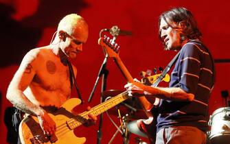 epa09996482 Bassist Michael Peter Balzary 'Flea' (L) and guitarist John Frusciante (R) of US band Red Hot Chili Peppers performs on stage at La Cartuja, in Sevilla, southern Spain, 04 June 2022, as a kick off of their world tour .  EPA/Jose Manuel Vidal