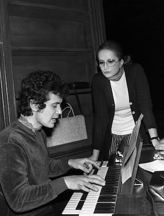   Un' immagine d' archivio del celebrato duetto di Lucio Battisti con Mina a  " Studio 10 "  nel 1971.     ARCHIVIO / ANSA 