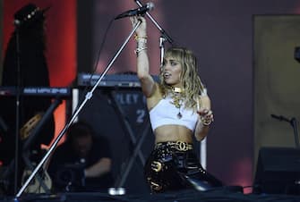 epa07685499 US singer Miley Cyrus performs on the Pyramid Stage on day five of the Glastonbury Festival of Contemporary Performing Arts at Worthy Farm in Pilton, Somerset, Britain 30 June 2019. The festival runs from 26 to 30 June  EPA/NEIL HALL