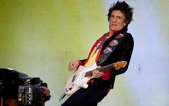 epa06832108 Ronnie Wood of the British Rock band The Rolling Stones performs during a concert at the Olympiastadion in Berlin, Germany, 22 June 2018. About 67,000 tickets for The Rolling Stones 'No Filter' tour concert were sold out.  EPA/HAYOUNG JEON
