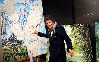 LONDON, ENGLAND - DECEMBER 12: Ronnie Wood paints during "The Ronnie Wood Collection" private view at 35 Baker Street on December 12, 2019 in London, United Kingdom. (Photo by Dave J Hogan/Getty Images)