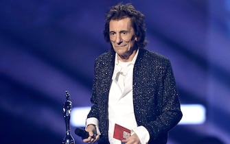 LONDON, ENGLAND - FEBRUARY 08: (EDITORIAL USE ONLY) Ronnie Wood presenting the Best Rock/Alternative Act award at The BRIT Awards 2022 at The O2 Arena on February 08, 2022 in London, England. (Photo by Karwai Tang/WireImage)