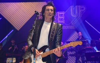 LONDON, ENGLAND - MARCH 23:  Ronnie Wood performs at The Roundhouse Gala, an event which raises vital funds for the venue's charitable work with young creatives, at The Roundhouse on March 23, 2022 in London, England. (Photo by David M. Benett/Dave Benett/Getty Images for The Roundhouse)