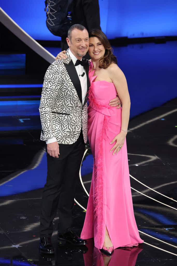 Giovanna Civitillo e Amadeus sul palco di Sanremo 2023
