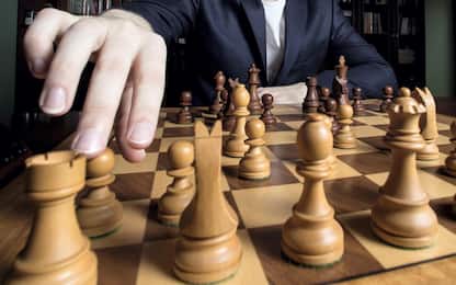 Cina, tolto titolo al "re degli scacchi" per brogli con perline anali