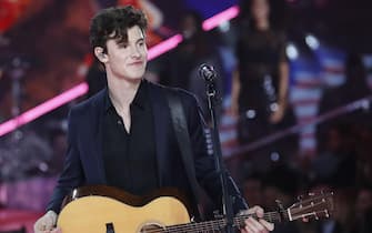 epa07152844 Canadian singer Shawn Mendes performs  during the 2018 Victoria's Secret fashion show at Pier 94 in New York, New York, USA, 08 November 2018.  EPA/JASON SZENES