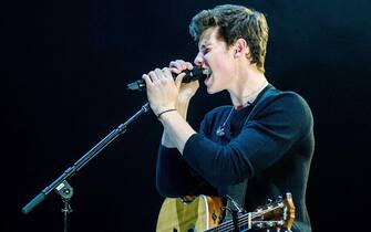 epa05939592 The Canadian singer-songwriter Shawn Mendes performs during his Illuminate Tour in the Ziggo Dome in Amsterdam, The Netherlands, 01 May 2017.  EPA/Ferdy Damman