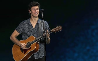 epa06209474 Canadian singer Shawn Mendes performs on the World Stage during the second day of the Rock in Rio music festival in Rio de Janeiro, Brazil, 16 September 2017. The music festival runs from 15 to 24 September 2017.  EPA/MARCELO SAYAO