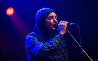 epa10770142 (FILE) - Irish singer Sinead O'Connor performs during her concert at Akvarium Klub in Budapest, Hungary, 09 December 2019 (reissued 26 July 2023). O'Connor has died at the age of 56, the singer's family announced on 26 July 2023.  EPA/Marton Monus HUNGARY OUT