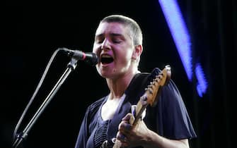 epa01798870 Irish singer Sinead O' Connor performs on stage during Positivus festival in Salacgriva, Latvia, 18 July 2009.  EPA/INGA KUNDZINA LATVIA OUT/LITHUANIA OUT/ESTONIA OUT