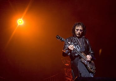Tony Iommi compie 75 anni, la storia del chitarrista dei Black Sabbath
