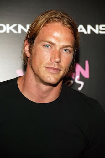 NEW YORK - AUGUST 12:  Actor Jason Lewis attends DKNY // Jeans book party for 'Vivian Lives' by Sherrie Krantz at Mannahatta August 12, 2003 in New York City.  (Photo by Matthew Peyton/Getty Images)