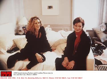 1998 Sarah Jessica Parker And Cynthia Nixon Star In Sex In The City. (Photo By Getty Images)