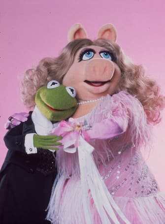 Kermit and Miss Piggy fall head over heels in love in Jim Henson's 'The Great Muppet Caper'.   (Photo by Hulton Archive/Getty Images)