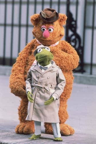 1981:  Kermit and Fozzie Bear as a pair of investigative reporters in Jim Henson's 'The Great Muppet Caper'.  (Photo by Hulton Archive/Getty Images)