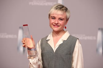 DUESSELDORF, GERMANY - JANUARY 31:  Lena Urzendowsky poses with her award as best newcomer during the German Television Award (Der Deutsche Fernsehpreis 2019) at Rheinterrasse on January 31, 2019 in Duesseldorf, Germany. (Photo by Andreas Rentz/Getty Images)