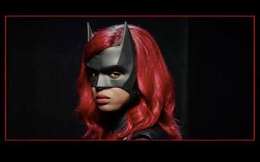 Batwoman, Javicia Leslie mostra la prima immagine in costume