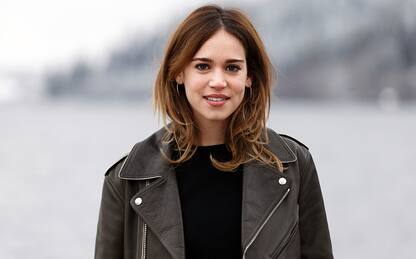 Elisabetta Canalis sfoggia un 'nude look' a Milano alla sfilata di Max