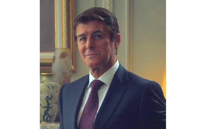 Riviera 3 Il Cast Della Serie Tv Sky Foto The newest addition to the cast is rupert graves (sherlock, a room with a view) as georgina's worldly ally, gabriel, an expert in stolen art. riviera 3 il cast della serie tv sky foto