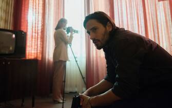 Deutschland89 D89_SCENE 7.34; INT DAY; LEIPZIG; HOTEL; ZIMMER BRIGITTE (Lavinia Wilson); VALDEZ (Raul Casso); Rose (Florence Kasumba) kehrt angeschlagen zurück & berichtet von Lenora & Martin. Valdez geht ab. Brigitte lotst Rose Richtung Dach.