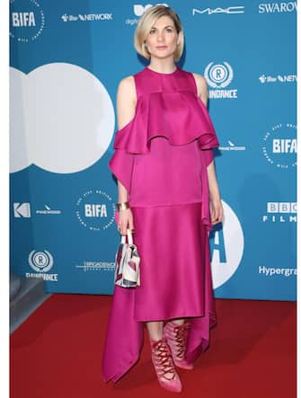 (KIKA) - LONDRA - Tantissime celebrities sul red carpet dei The British Independent Film Awards 2018 di Londra. Ma a fare la differenza Ã¨ stata la bellissima Emma Stone in abito rosso, scarpe, clutch e gioielli firmati Louis Vuitton. All&#39;evento anche la collegaOlivia Colman, entrambe le attrici infatti sono nominate agli awards per i ruoli nel film The Favourite.GUARDA ANCHE: Jennifer Garner festeggia l&#39;omaggio di Ariana GrandeAlla cerimonia di premiazione presenti anche Felicity Jones che riceverÃ  il Variety Award, Gemma Arterton in nomination per il ruolo nel film The Escape, Steve Coogan in gara con il film Stanlio & Ollio biopic del leggendario duo comico e Judi Dench che riceverÃ  il prestigiosissimo Richard Harris Award.POTREBBE INTERESSARTI ANCHE: Emily Blunt, premiÃ¨re in bianco per Mary Poppins

