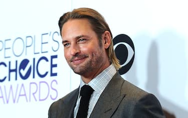 LOS ANGELES, CA - JANUARY 06:  Actor Josh Holloway poses in the press room at the 2016 People's Choice Awards at Microsoft Theater on January 6, 2016 in Los Angeles, California.  (Photo by Jason LaVeris/FilmMagic)