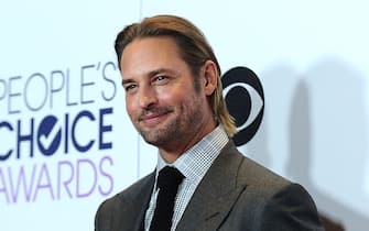 LOS ANGELES, CA - JANUARY 06:  Actor Josh Holloway poses in the press room at the 2016 People's Choice Awards at Microsoft Theater on January 6, 2016 in Los Angeles, California.  (Photo by Jason LaVeris/FilmMagic)