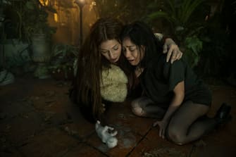 BRAND NEW CHERRY FLAVOR (L to R) CATHERINE KEENER as BORO and ROSA SALAZAR as LISA NOVA in episode 101 of BRAND NEW CHERRY FLAVOR Cr. SERGEI BACHLAKOV/NETFLIX © 2021