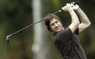 LA QUINTA, CA - JANUARY 22:   Actor Luke Wilson hits a tee shot on the 11th hole during the second round of the Bob Hope Chrysler Classic at La Quinta Country Club on January 22, 2004 in La Quinta, California.  (Photo by Scott Halleran/Getty Images) 