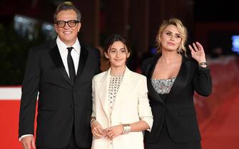 Italian filmmaker Gabriele Muccino (L) with his wife Angelica (R) and their daughter Penelope (C) arrive for the screening of 'A casa tutti bene - La serie' at the 16th annual Rome International Film Festival, in Rome, Italy, 21 October 2021. The film festival runs from 14 to 24 October. ANSA/ETTORE FERRARI
 