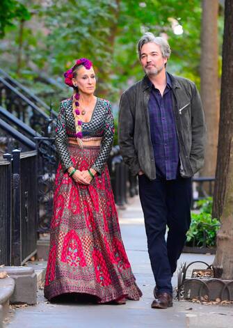 NEW YORK, NY - OCTOBER 20:  Jon Tenney and Sarah Jessica Parker seen on the set of "And Just Like That..." the follow up series to "Sex and the City" in the West Village on October 20, 2021 in New York City.  (Photo by Raymond Hall/GC Images)