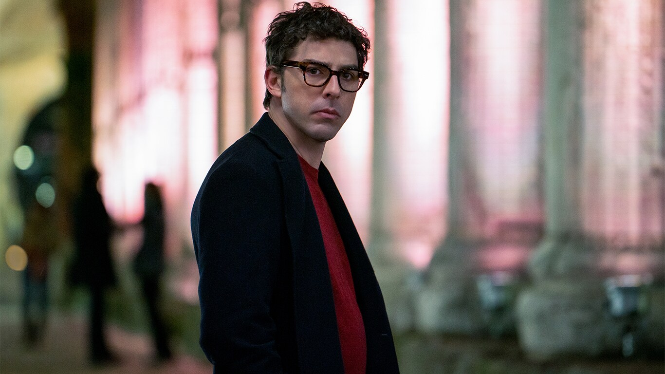 Michele Riondino è Carlo nella serie tv tratta dall'omonimo romanzo di Marco Missiroli,