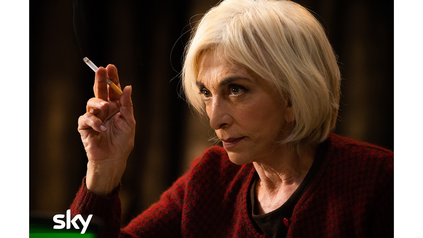 Anna Bonaiuto in una scena di Il Re, la serie tv Sky Original