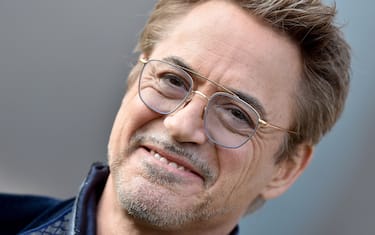 Robert Downey Jr senza capelli sul red carpet e i fan sognano di