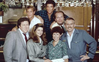 “Cheers” debuttava 40 anni fa negli Usa: la storia della sitcom