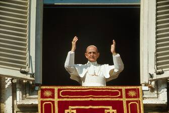 (Original Caption) Pope Paul VI at his study window bestowing his blessing on a crowd gathered below in St. Peter's Square, November 19th. The Pontiff blessed a crowd of 15,000 in his first public appearance since undergoing surgery three weeks ago.