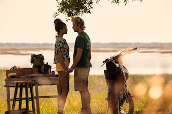 Outer Banks.  (L to R) Madison Bailey as Kiara, Rudy Pankow as JJ in episode 304 of Outer Banks.  Cr.  Jackson Lee Davis/Netflix © 2022