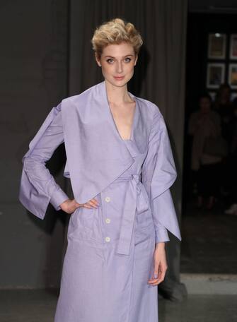 643243178 LONDON, ENGLAND - FEBRUARY 20: Elizabeth Debicki attends the Burberry show during the London Fashion Week February 2017 collections on February 20, 2017 in London, England. (Photo by Mike Marsland/Mike Marsland/WireImage)