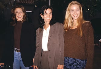 1995:  American actress Jennifer Aniston, American actress Courteney Cox and American actress Lisa Kudrow of the television comedy, Friend's circa 1995.  (Photo by Ron Davis/Getty Images)