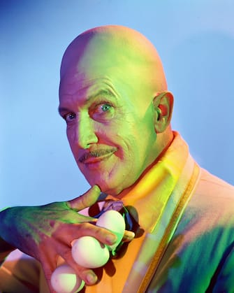 Vincent Price (1911-1993), US actor, with a bald head, posing with three white egs in his hand, in a publicity portrait issued for the US television series, 'Batman', 1967. The series, featuring DC Comics characters, starred Price as ''Doctor Warren Chapin/Egghead'. (Photo by Silver Screen Collection/Getty Images)