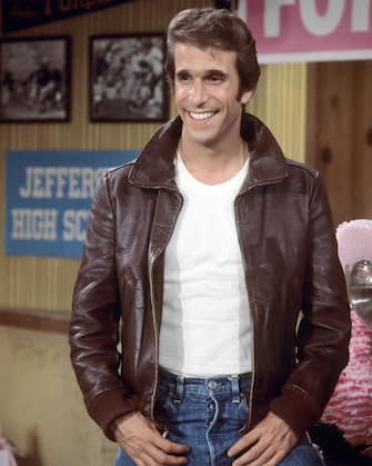 139632571 Henry Winkler, US actor, wearing a brown leather jacket and white t-shirt in a publicity still issued for the US television series, 'Happy Days', USA, circa 1977. The sitcom starred Winkler as 'Arthur Fonzarelli', popularly known as 'The Fonz. (Photo by Silver Screen Collection/Getty Images)