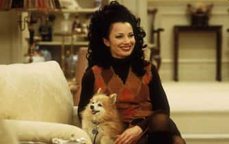 Fran Drescher con il cane Castagna in una scena de La Tata