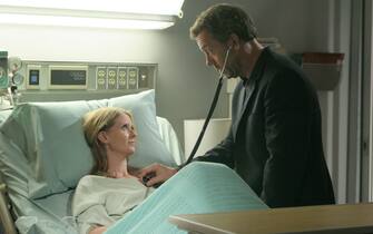 HOUSE: House (Hugh Laurie, R) believes that a woman (guest star Cynthia Nixon, L) who repeatedly visits the hospital with a factitious illness may actually be sick in the HOUSE episode "Deception" airing Tuesday, Dec. 13 (9:00-10:00 PM ET/PT) on FOX. ª©2005 Fox Broadcasting Co.
Cr: Dean Headner/FOX.
