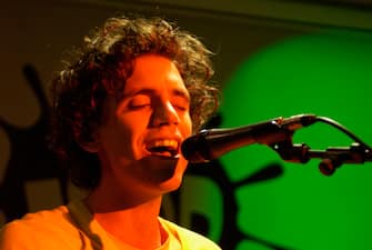 LONDON - JANUARY 29: Singer songwriter Mika perfoms live at Fopp on January 29, 2007 in London, England. (Photo by Samir Hussein/Getty Images)