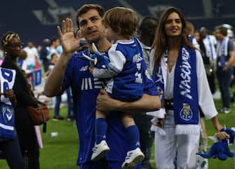 PORTO, PORTUGAL - MARY 6:  FC Porto goalkeeper Iker Casillas from Spain with wife Sara Carbonero and sons during FC Porto Championship celebrations at the end of the Primeira Liga match between FC Porto and CD Feirense at Estadio do Dragao on May 6, 2018 in Porto, Portugal.  (Photo by Gualter Fatia/Getty Images)