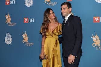 PORTO, PORTUGAL - OCTOBER 25: Sara Carbonero (L) and FC Porto's goalkeeper Iker Casillas from Spain attends FC Porto Gala Dragoes de Ouro 2016 - 2017 at Dragao Caixa on October 25, 2017 in Porto, Portugal. (Photo by Carlos Rodrigues/Getty Images)